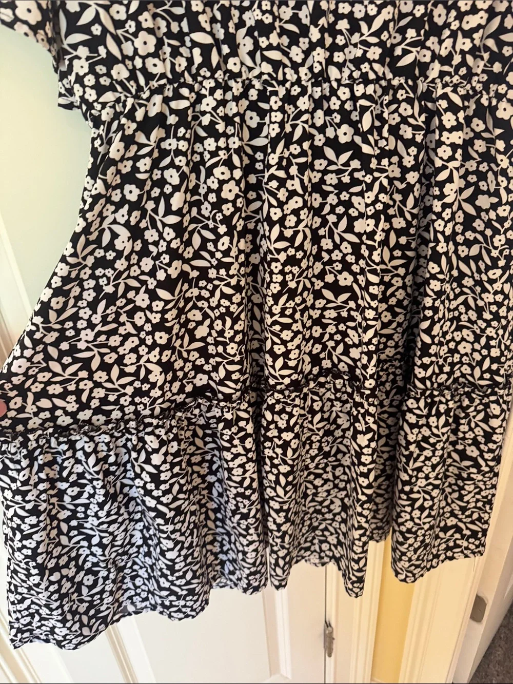 Black and White Floral Midi Dress with V-Neck Twist - Picture 4 of 6